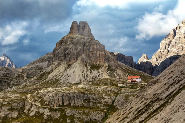 Rifugio hög på bergskedjan Dolomiterna — Stockfoto