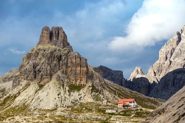 Rifugio hoog in de bergen van de Dolomieten — Stockfoto