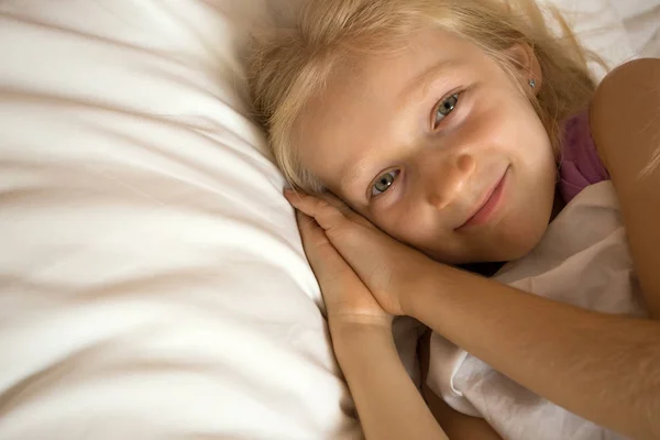 Kleines Mädchen liegt im Bett — Stockfoto