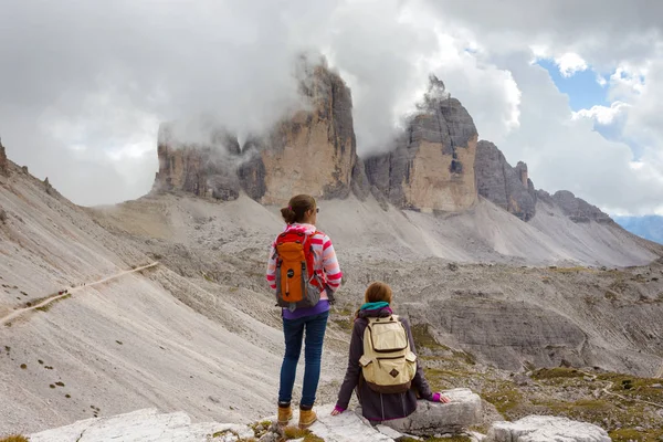 Turisztikai lány a Dolomitok — Stock Fotó