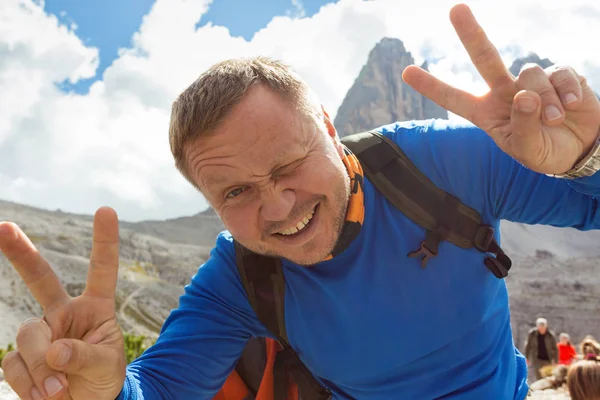 행복 한 등산객 남자 — 스톡 사진