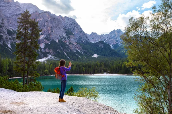 Turisztikai lány Braies tó — Stock Fotó