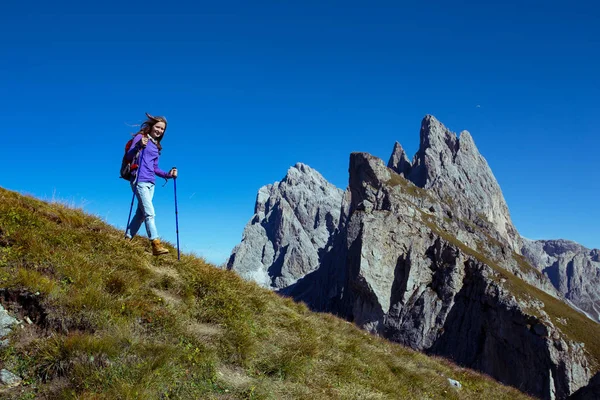 Menina turística nas Dolomitas — Fotografia de Stock