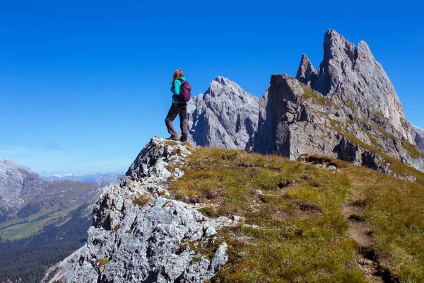 Dolomites'in turist kıza — Stok fotoğraf