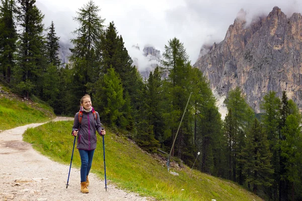 Turysta dziewczyna w Dolomitach — Zdjęcie stockowe