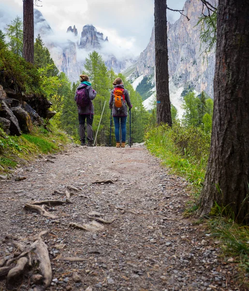 Turisztikai lány a Dolomitok — Stock Fotó