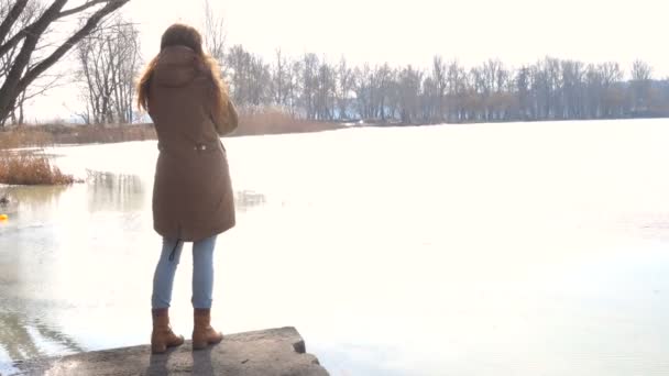 Junges Mädchen beim Spaziergang im Freien an einem sonnigen Frühlingstag — Stockvideo