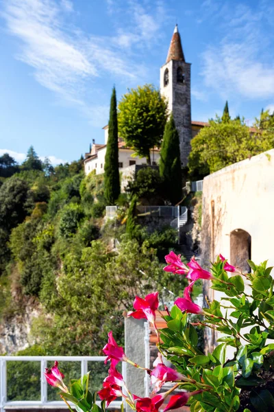 Vista da torre na famosa pequena cidade de Tremosine — Fotografia de Stock