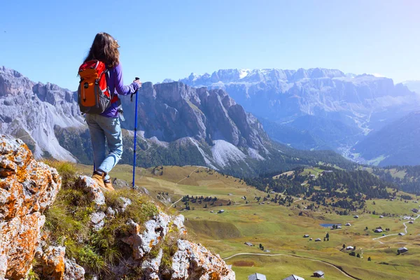 Turist flicka på Dolomiterna — Stockfoto