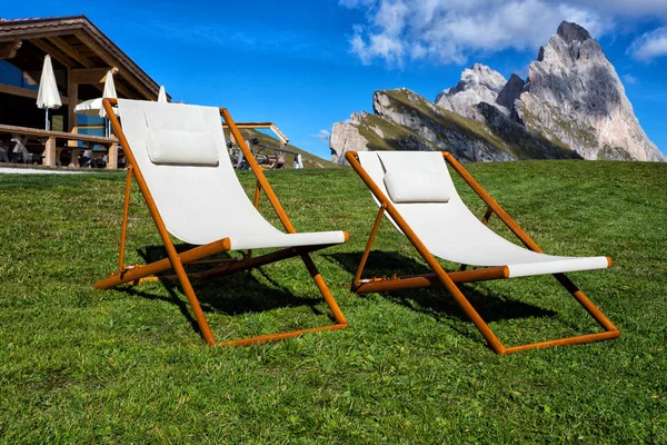 Duas cadeiras nas montanhas — Fotografia de Stock