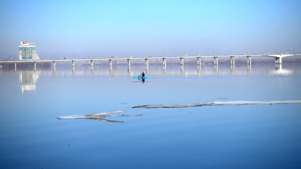 남자 봄 아침에 Dnipro 강에서 카약에 얕은 — 비디오