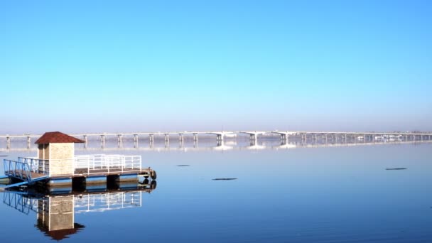 강 Dnipro 은행 및 봄 아침에 Dnipro 시 다리의 보기 — 비디오