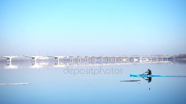 Hombre remando en un kayak en el río Dnipro en la mañana de primavera — Vídeos de Stock
