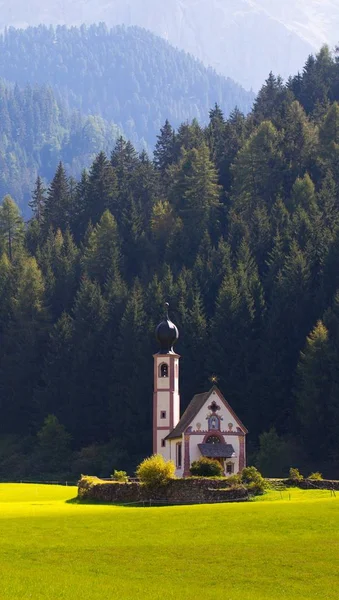 Dolomites 알프스에서 성 요한 교회 — 스톡 사진