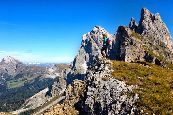 Touristenmädchen in den Dolomiten — Stockfoto