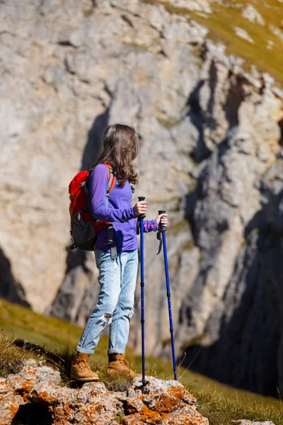 Tourist girl at the Dolomites — Stock Photo, Image