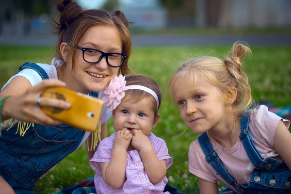 Bambini moderni a — Foto Stock