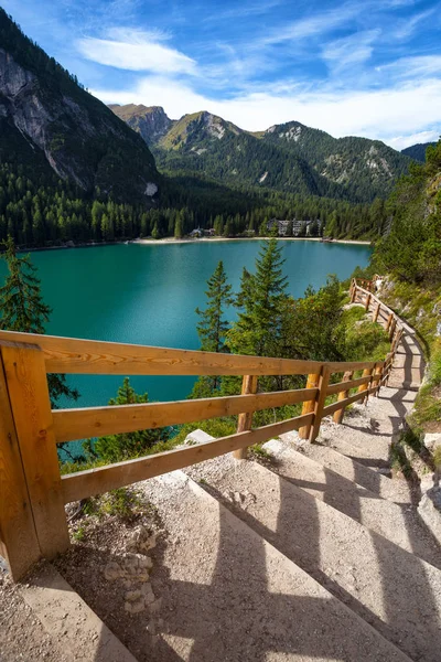 Caminhe ao redor do lago Braies lago — Fotografia de Stock