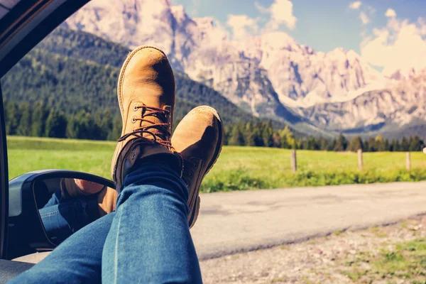 Girl legs sticking out of the car — Stock Photo, Image