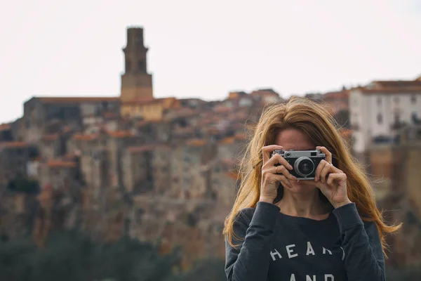 Дівчина з ретро камерою — стокове фото