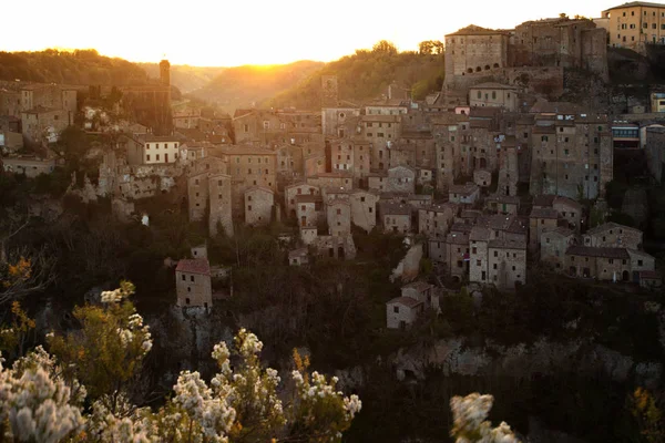 Gryning över staden i Sorano — Stockfoto