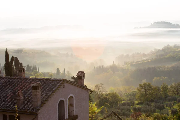 Manhã nebulosa na Toscana — Fotografia de Stock