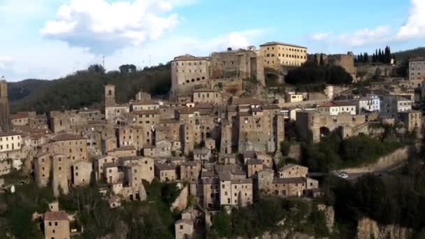 Vista sulla città vecchia di tufo Sorano — Video Stock