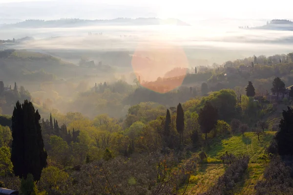 Zonsopgang boven de tuscanian heuvels — Stockfoto