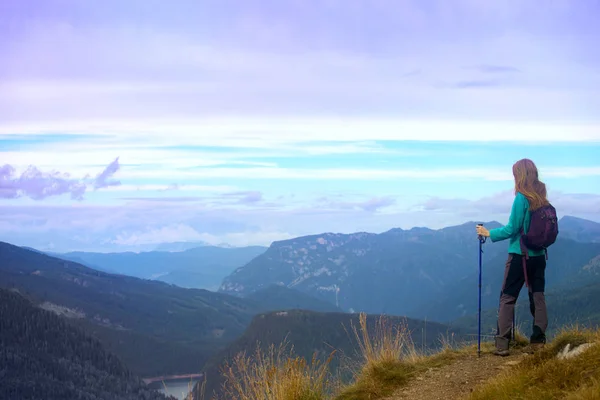 Dolomites에 관광 소녀 — 스톡 사진