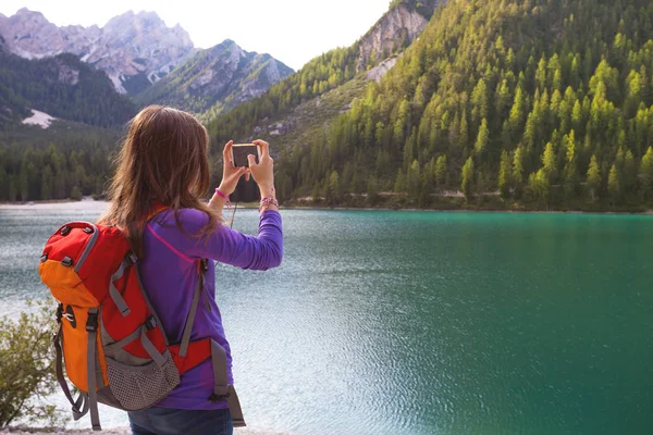 Turist flicka vid sjön Braies — Stockfoto