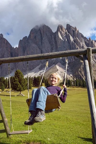 Mädchen reiten auf einer Schaukel — Stockfoto