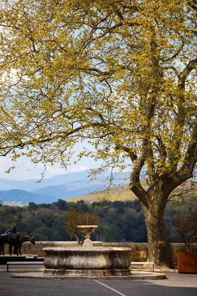 Praça com uma fonte — Fotografia de Stock