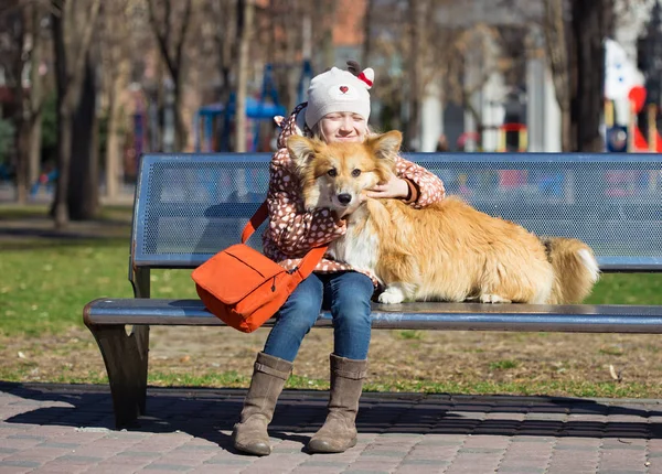 Dziewczyna z psem na ławce — Zdjęcie stockowe