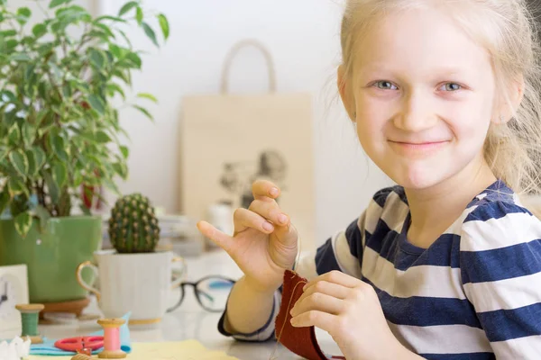 어린 소녀 sews 장난감 — 스톡 사진