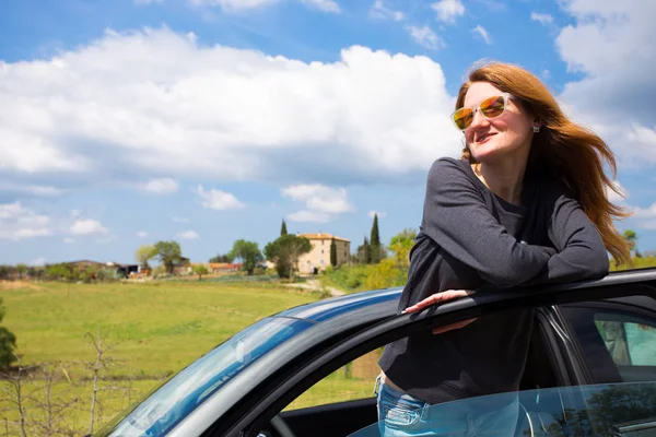 Mädchen mit Auto in der Toskana unterwegs — Stockfoto