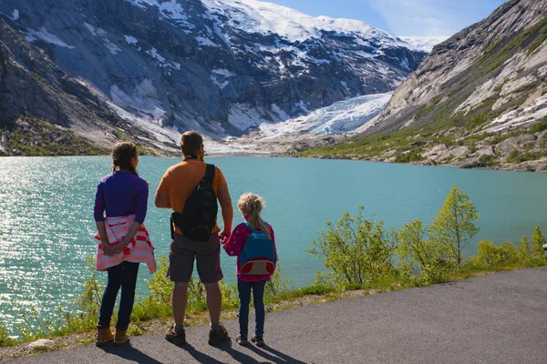 Otec i děti se díváte na ledovec Nigardsbreen — Stock fotografie