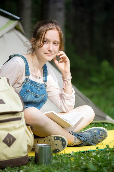 Girl hiker  a — Stock Photo, Image