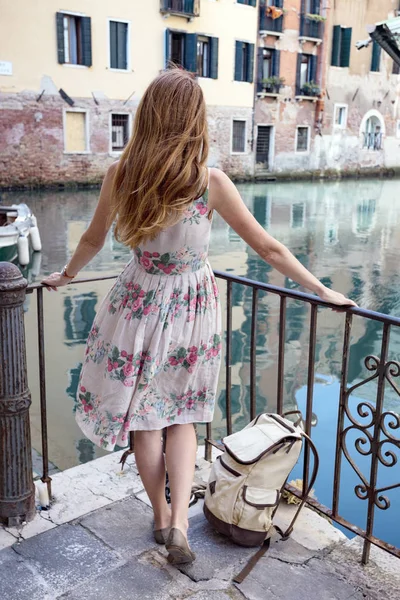 Una chica en la Venecia. Italia — Foto de Stock
