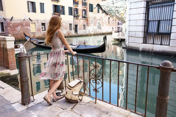 Дівчина в у Венеції. Італія — стокове фото