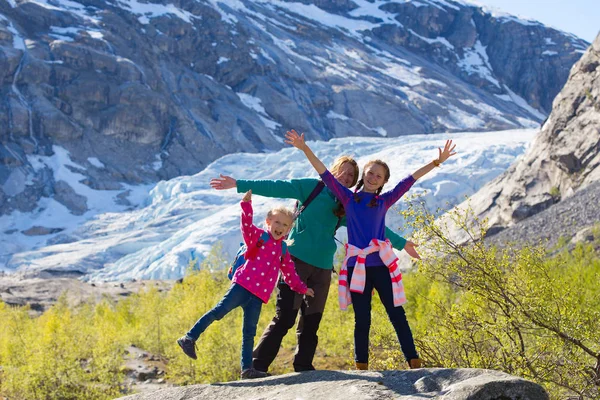 Madre e hijas en un glaciar Nigardsbreen —  Fotos de Stock