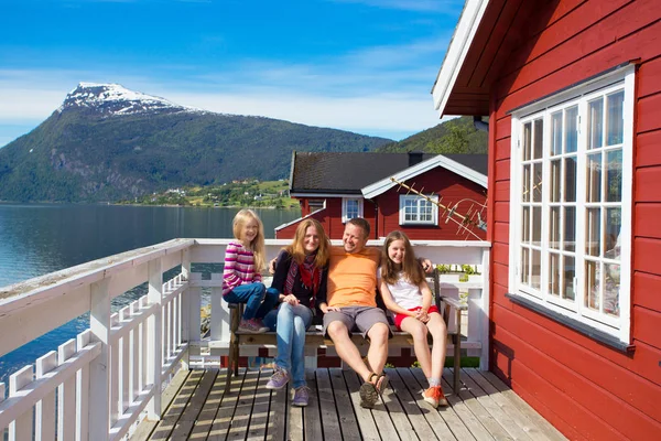 Familia en una terraza —  Fotos de Stock