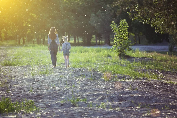 Mutter und Tochter beim Spaziergang — Stockfoto