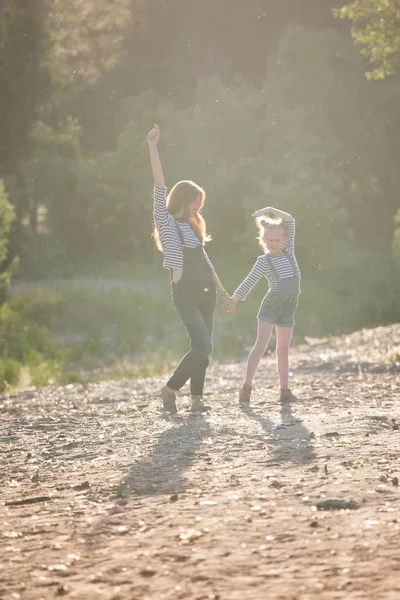Mutter und Tochter beim Spaziergang — Stockfoto