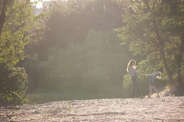 Mutter und Tochter beim Spaziergang — Stockfoto