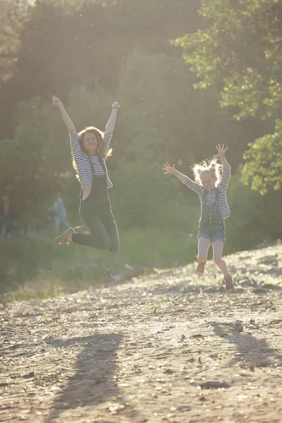 Moeder en dochter op een wandeling — Stockfoto