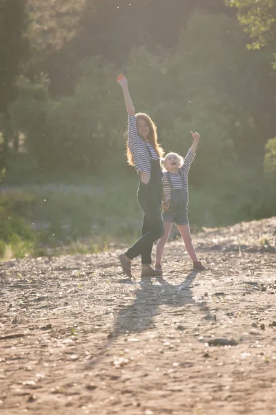 Madre e figlia su una passeggiata — Foto Stock