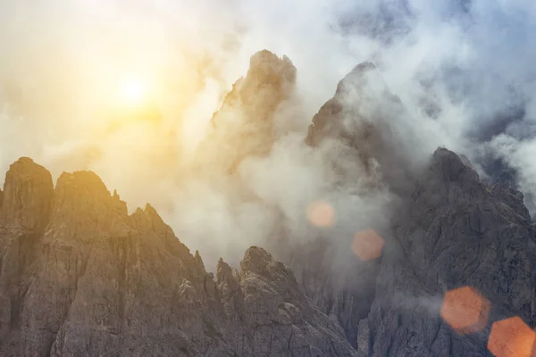 Hohe Bergklippen in den Dolomiten — Stockfoto