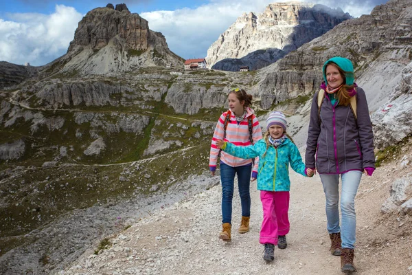 Familie in den Dolomiten — Stockfoto