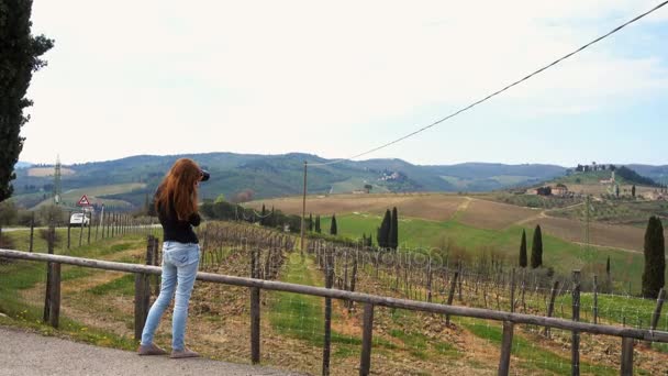 Tuscanian 풍경의 사진을 찍는 여자 — 비디오