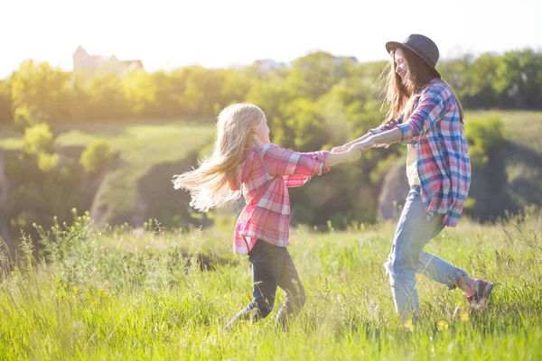 Mädchen Schwester auf der Wiese — Stockfoto